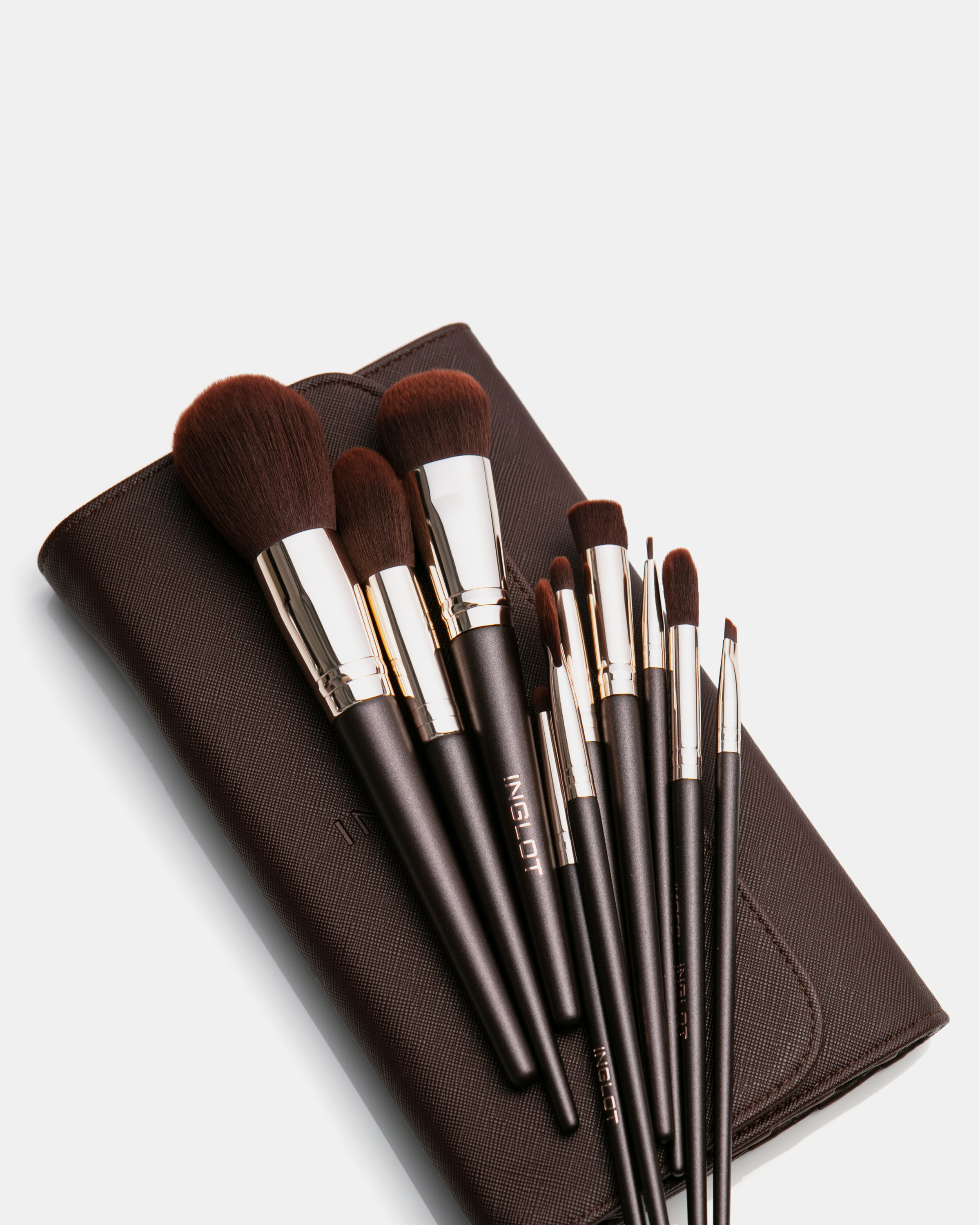 Натисніть, щоб збільшити:Набір із 10 пензлів INGLOT Brush Set in Case Chocolate Набір із 10 пензлів INGLOT Brush Set in Case Chocolate