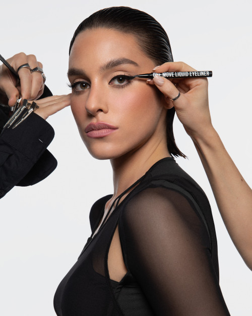 Підводка-фломастер INGLOT One Move Liquid Eyeliner, 0,55 мл Підводка-фломастер INGLOT One Move Liquid Eyeliner, 0,55 мл